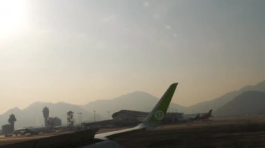 Chek Kap Kok havaalanındaki taksiden görüntüler