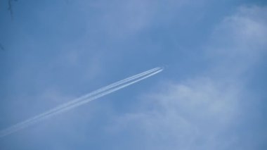 Gökyüzünde uçan bir uçak.