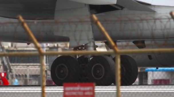 Jet motor a podvozek širokopásmového letounu zblízka — Stock video