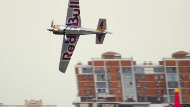 Red Bull Air Race uitdaging sport vliegtuig prestaties — Stockvideo