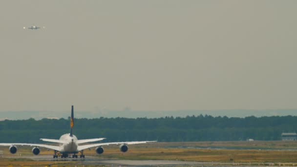 Towing Lufthansa Airbus 380 — Stok Video