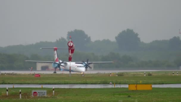 Turboprop-Flugzeug rollt bei Regenwetter — Stockvideo