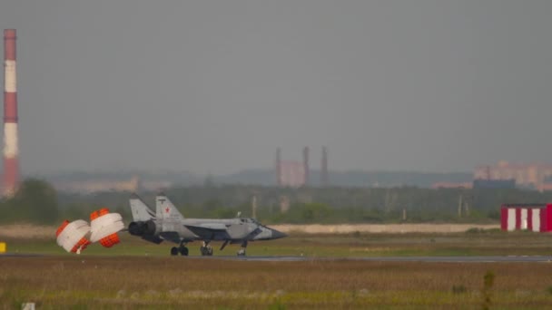 Военный самолет замедляется после посадки — стоковое видео
