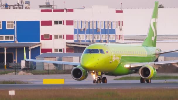 S7 Airlines Embraer 170 Tolmachevo havaalanında taksicilik yapıyor. — Stok video