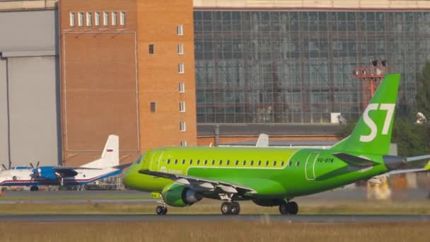 S7 Airlines Embraer 170 επιταχύνει πριν από την αναχώρηση — Αρχείο Βίντεο