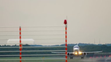 Jet uçağı kalkıyor.