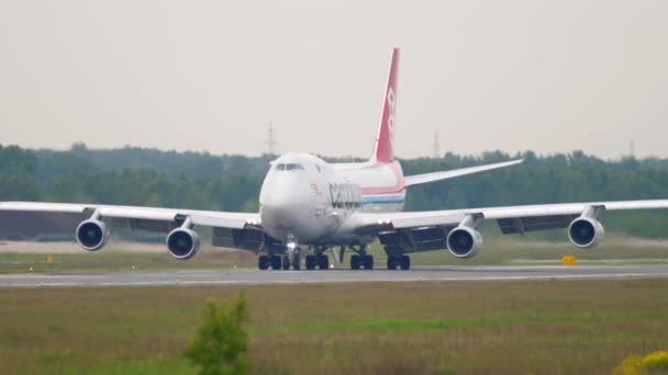 Cargolux Boeing 747 hava gemisi taksicilik yapıyor. — Stok video