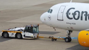 Havaalanı pistinde a320 uçak iten çekici.