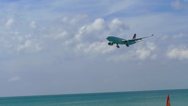 Airbus 330 se blíží přes oceán — Stock video