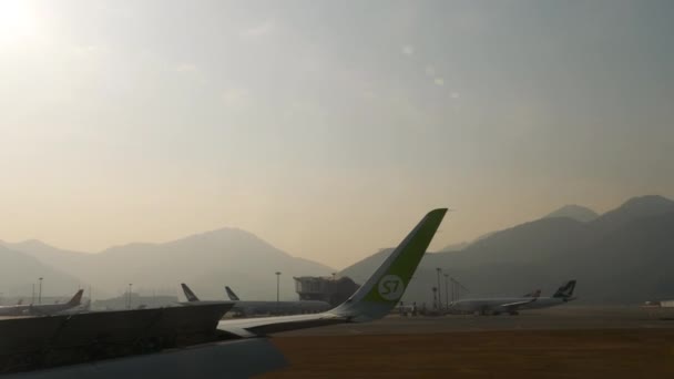 Uitzicht op Hong Kong Airport in de ochtend — Stockvideo