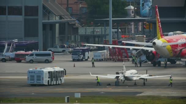 Avions en service à l'aéroport — Video