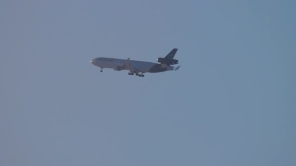 Lufthansa Cargo MD-11 en approche finale pour l'atterrissage — Video