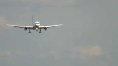 Uçak iniş için yaklaşıyor.