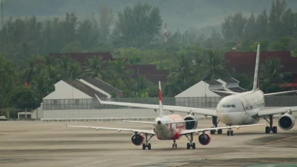 Uçak Airbus 330 kalkıştan önce kalkıyor. — Stok video