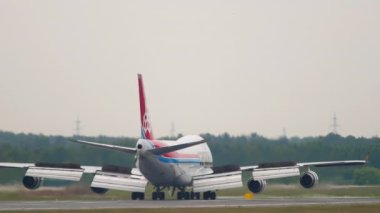 Cargolux Boeing 747 hava gemisi iniyor.