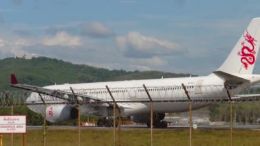 Uçak kalkmadan önce piste dönün.