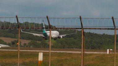 İpek Boeing 737 inmeden önce yaklaşıyor.