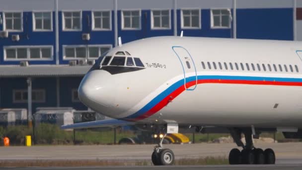 Tupolev Tu-154 kalkıştan önce taksicilik — Stok video
