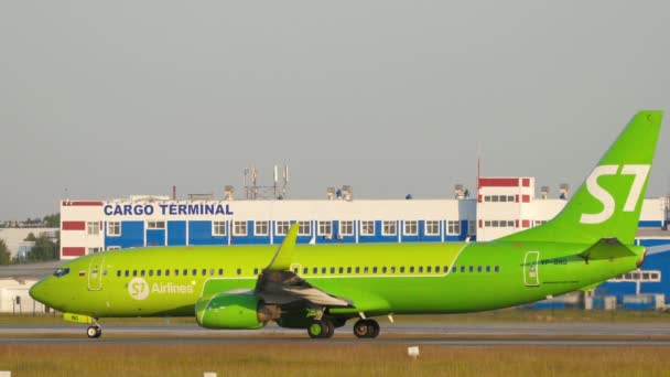 S7 Airlines Boeing 737 στη θέση εκκίνησης πριν από την αναχώρηση — Αρχείο Βίντεο