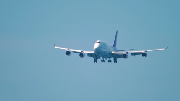 Thai Airways Boeing 747 närmar sig över havet — Stockvideo