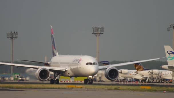 Боинг 787 перед вылетом — стоковое видео