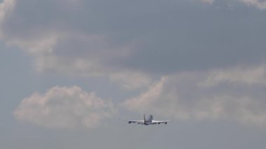 Dört motorlu geniş gövdeli hava nakliye gemisi kalkıyor.