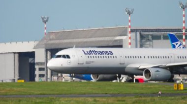 Uçak kalkıştan önce kalkıyor.