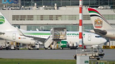 Uçak indikten sonra kalkıyor.