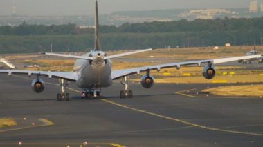 Uçak servise çekiliyor.