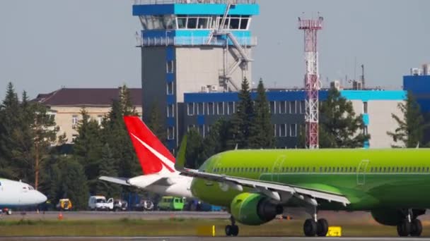 S7 Airlines Airbus A321 на злітно-посадковій смузі 07 перед відправленням — стокове відео