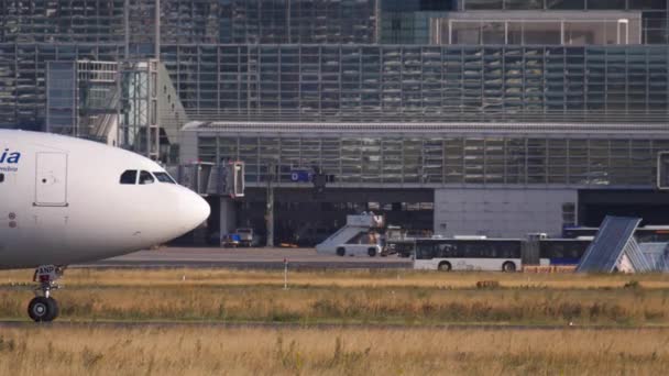 Airbus A330 pojíždění po přistání — Stock video