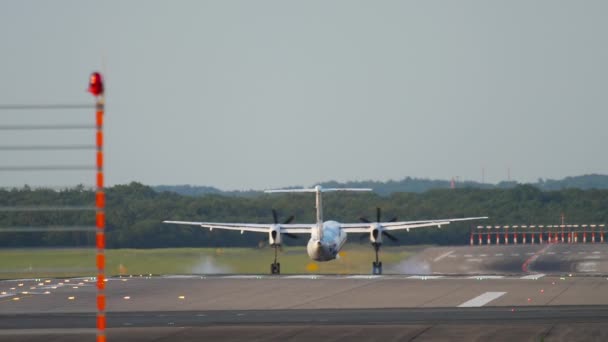 Aterragem do avião turboélice — Vídeo de Stock