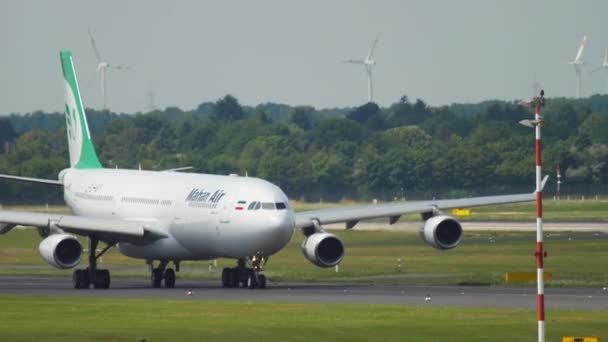 Widebody Airbus A340 taxiën voor vertrek — Stockvideo