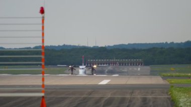 Turboprop uçağı indikten sonra yavaşlıyor