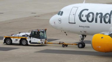 Havaalanı pistinde a320 uçak iten çekici.