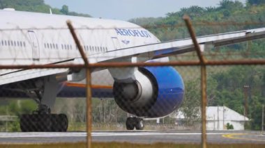 Uçak kalkmadan önce piste dönün.