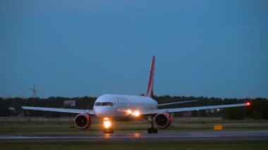 Uçak kalkmadan önce piste dönün.