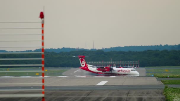 Turboprop-Flugzeug kommt nach Landung von Landebahn ab — Stockvideo