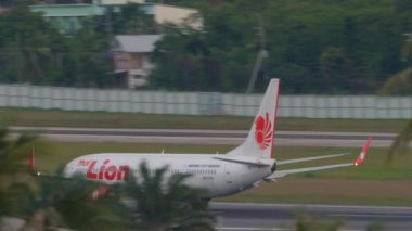 Havaalanından kalkan uçak.