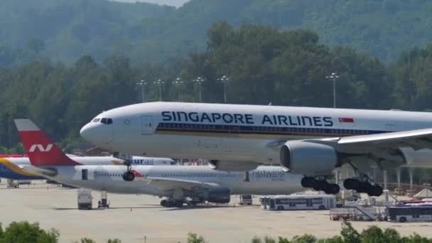 Singapore Airlines Boeing 777 landing — Stock video