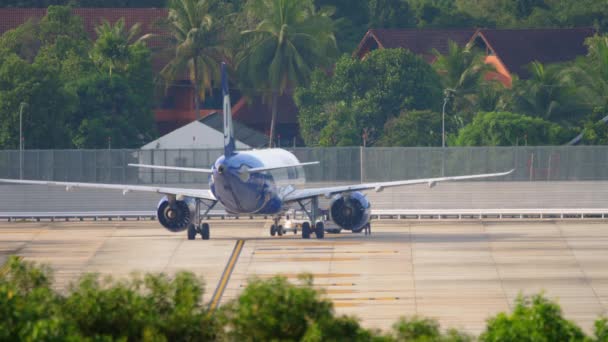 Flugzeug-Airbus 320 wird von Abschleppwagen zurückgeschoben — Stockvideo