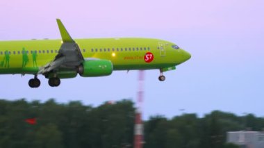 S7 Havayolları Boeing 737 iniş yapıyor.