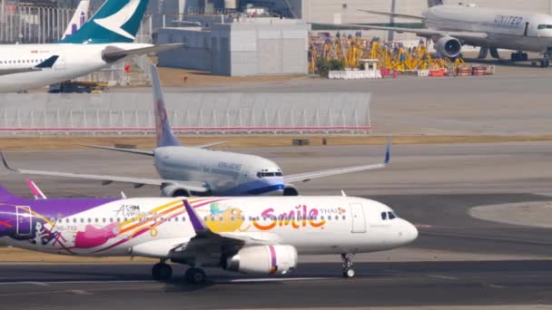 Uçak Hong Kong Uluslararası Havaalanı 'ndan kalkışa hazırlanıyor. — Stok video