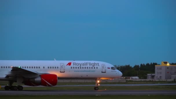 Avión en rodaje a pista de despegue — Vídeo de stock