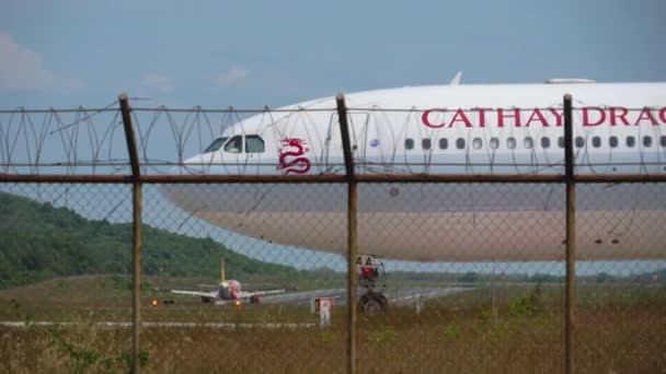 Cathay Dragon Airbus A330 startet in Hongkong — Stockvideo