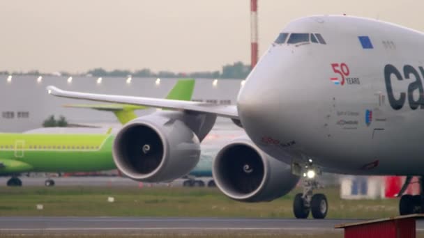 Cargolux 보잉 747 항공기 착륙 후에 김을 튀기는 모습 — 비디오