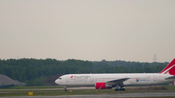 Avión de ancho cuerpo preparándose para partir — Vídeos de Stock