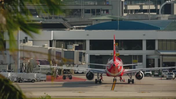 AirAsia Airbus A320 taxiing end — Stock Video