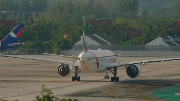 Flugzeug rollt nach der Landung — Stockvideo