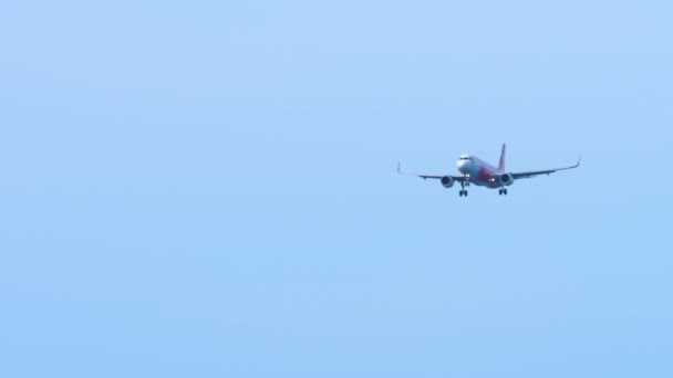 Airbus 320 acercándose sobre el océano — Vídeos de Stock